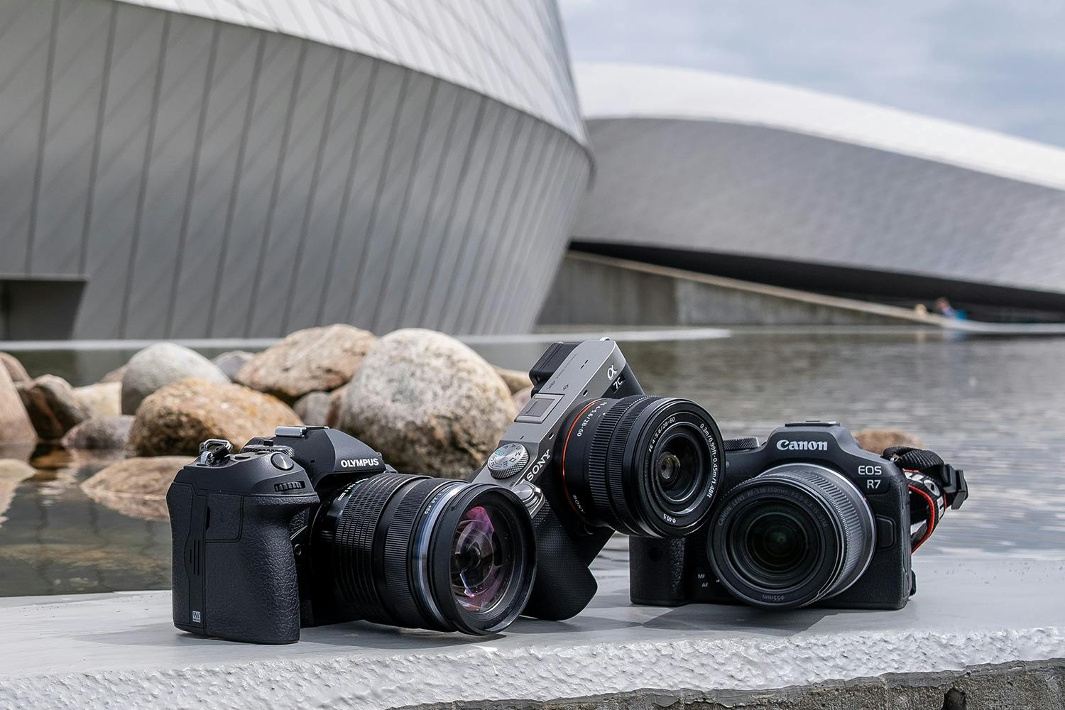 dscf3683 Tre kameraer foran bygning